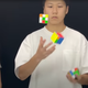 Imagen para el artículo titulado Logra resolver tres cubos de Rubik en solo tres minutos y medio haciendo malabares con ellos
